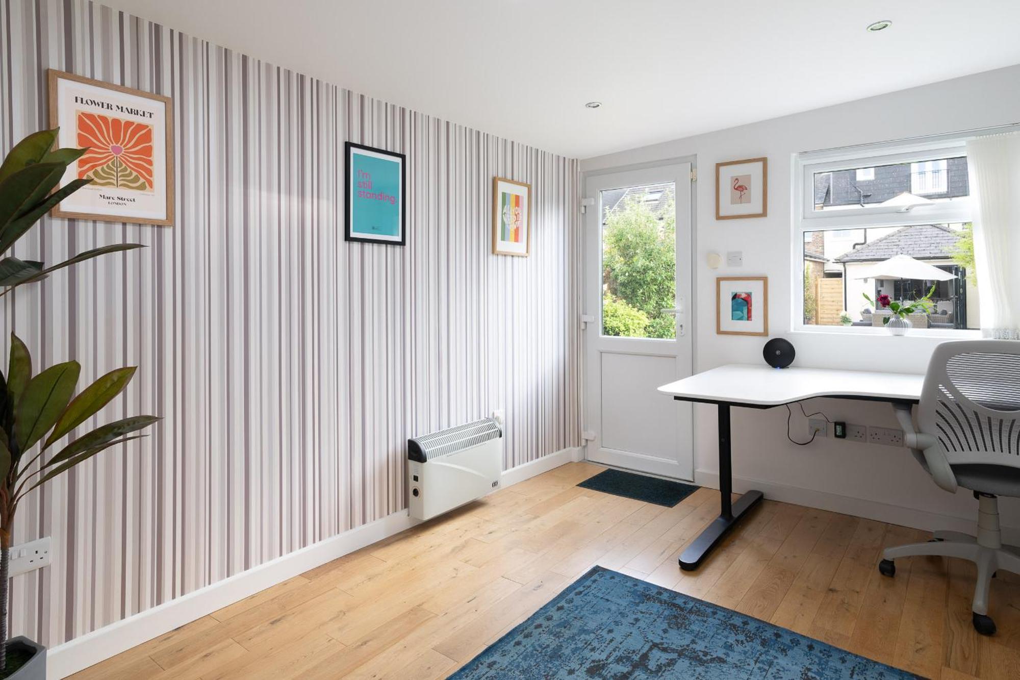 Luxury Family In With Large Garden, Games Room, Office, Parking & Pet-friendly Holiday home *