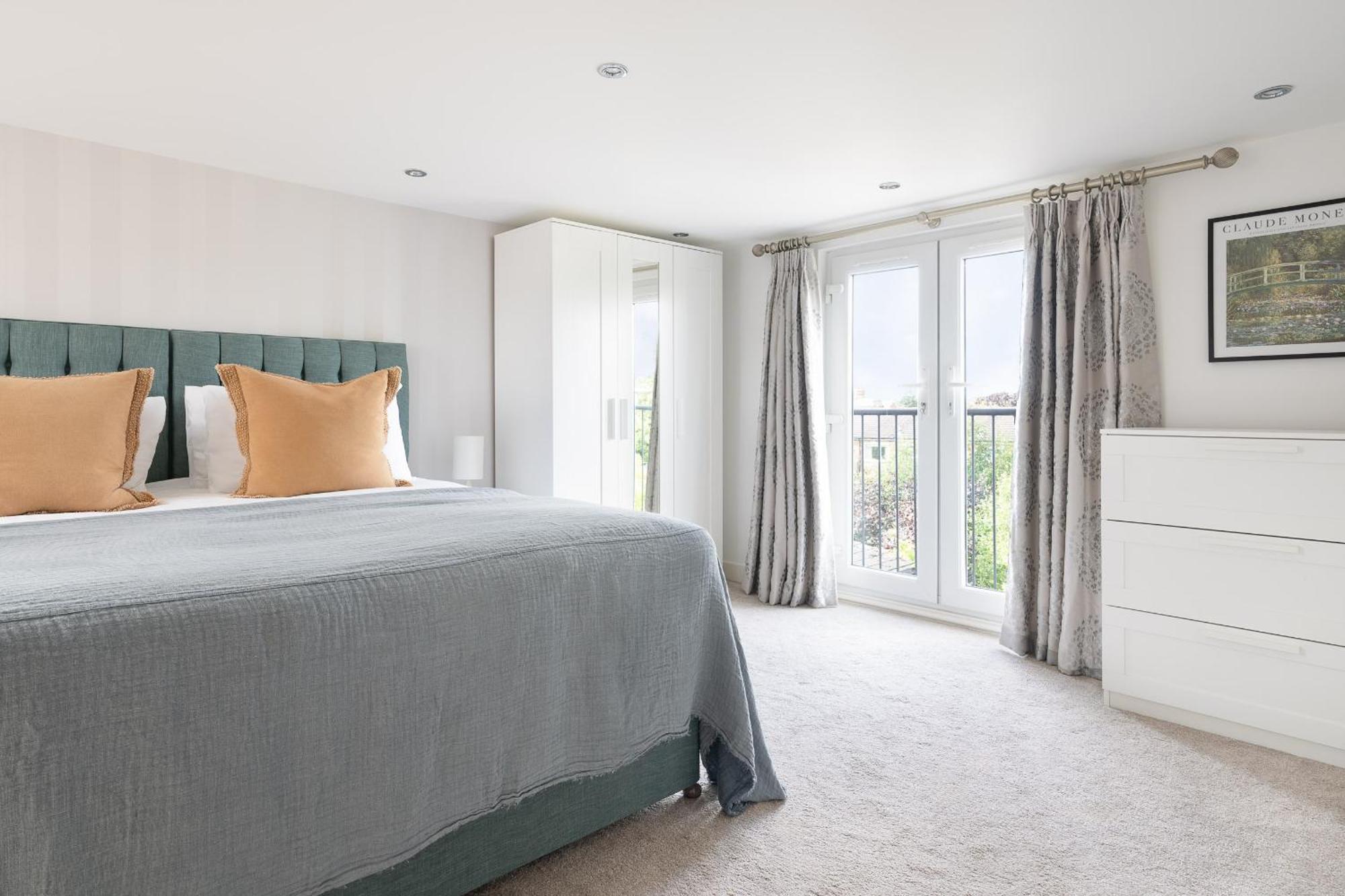 Luxury Family In With Large Garden, Games Room, Office, Parking & Pet-friendly Holiday home Windsor