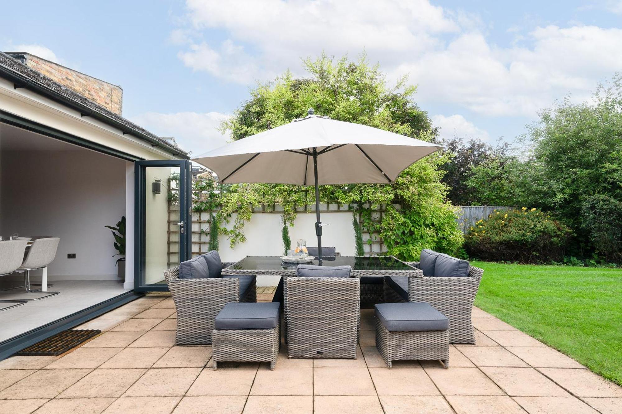 Luxury Family In With Large Garden, Games Room, Office, Parking & Pet-friendly Windsor