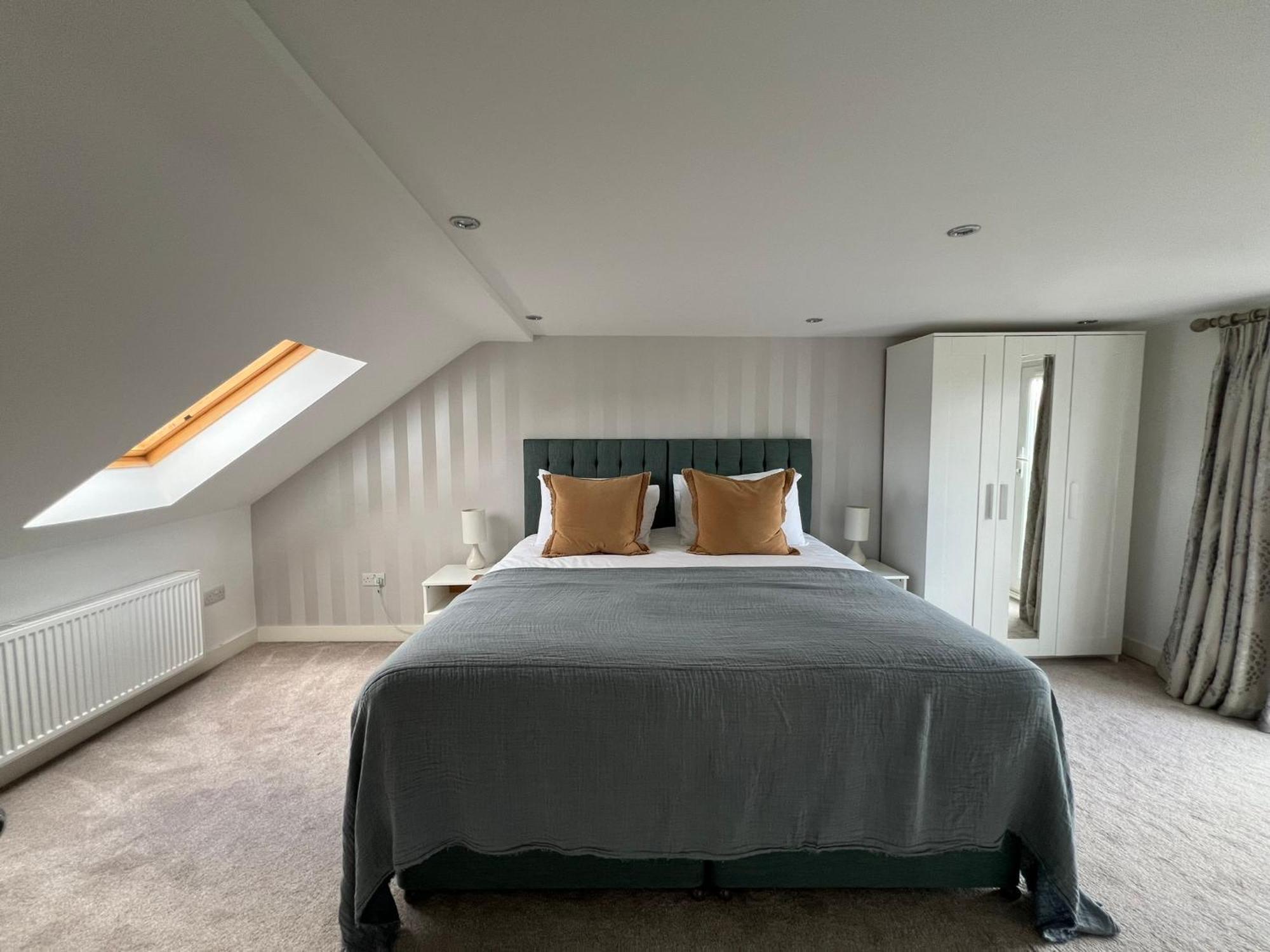 Luxury Family In With Large Garden, Games Room, Office, Parking & Pet-friendly Holiday home