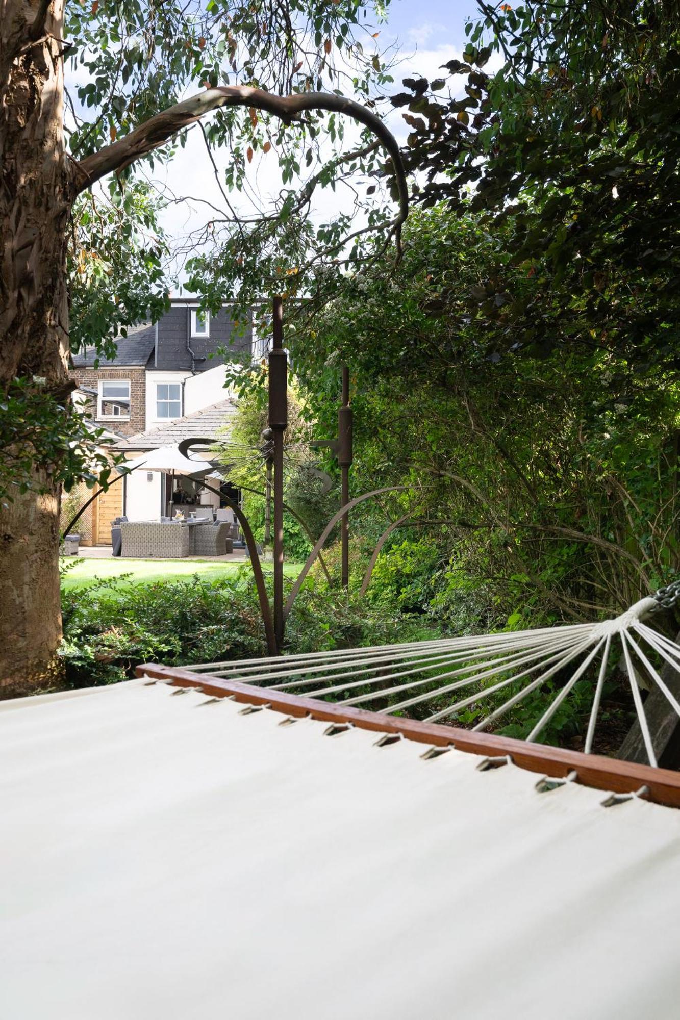 Luxury Family In With Large Garden, Games Room, Office, Parking & Pet-friendly Holiday home *
