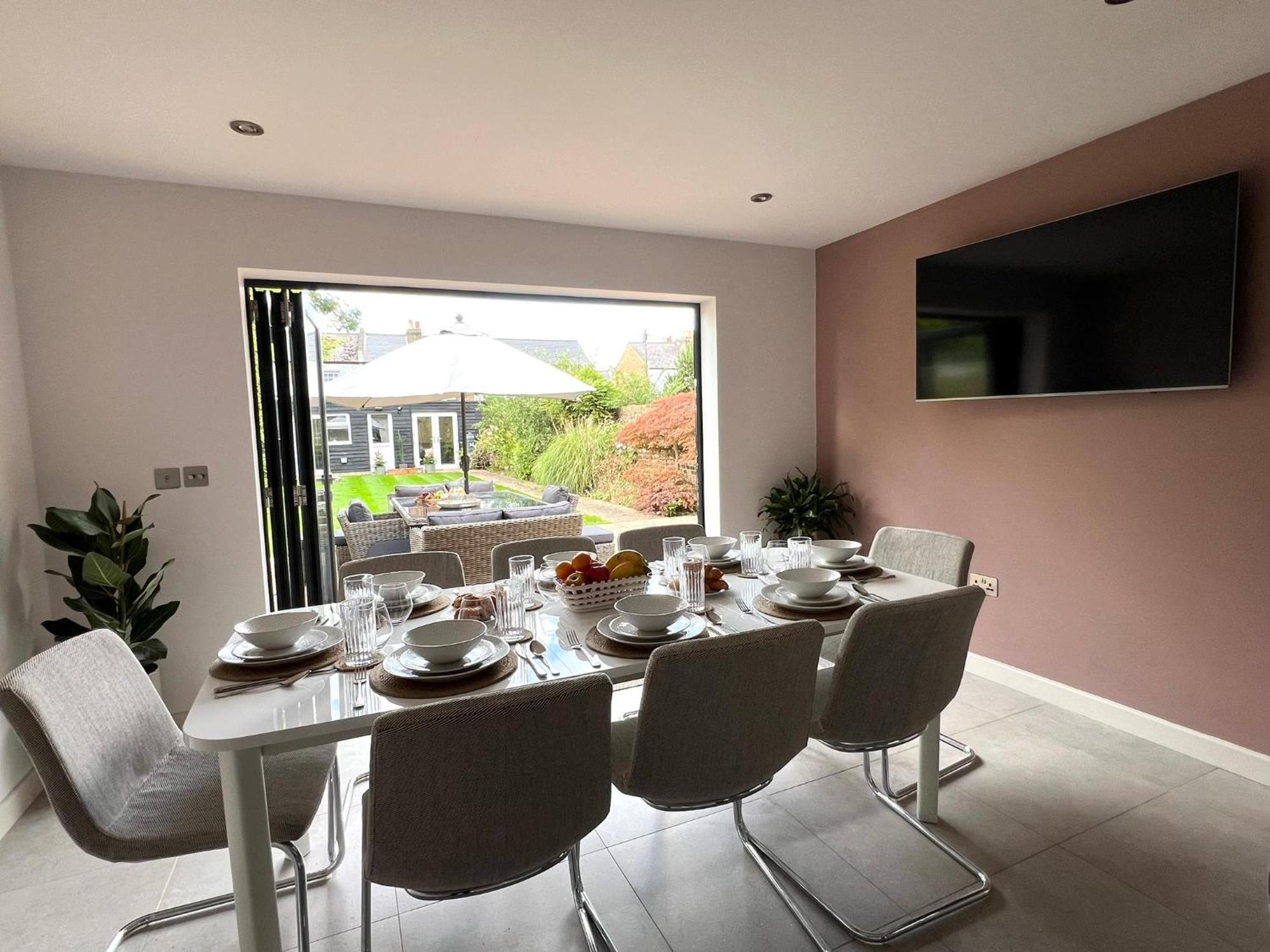 Luxury Family In With Large Garden, Games Room, Office, Parking & Pet-friendly