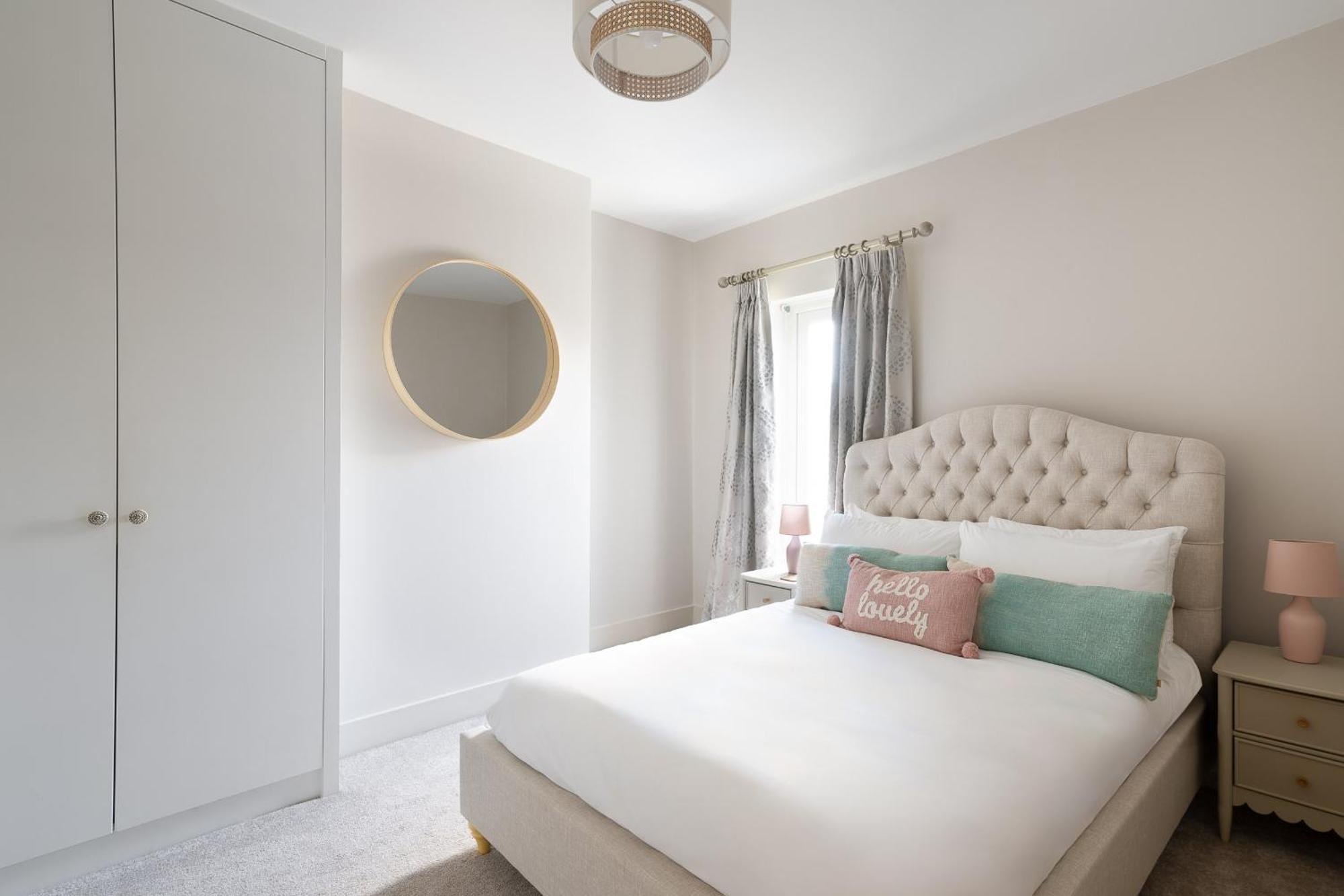 Holiday home Luxury Family In With Large Garden, Games Room, Office, Parking & Pet-friendly *