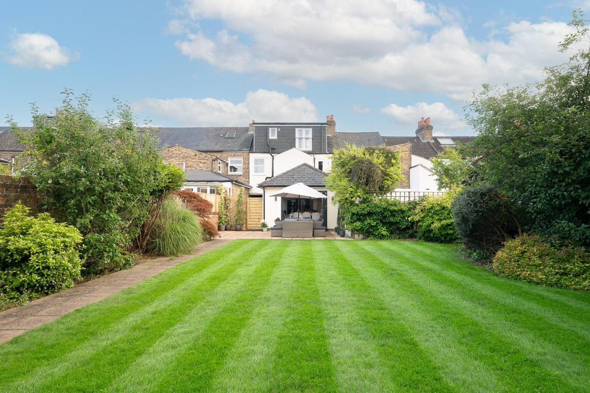 Luxury Family In With Large Garden, Games Room, Office, Parking & Pet-friendly Holiday home Windsor