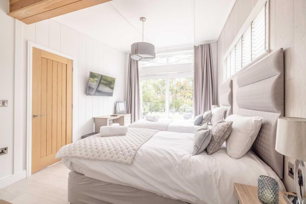 Holiday home Luxury With Hot Tub In Marina Windsor
