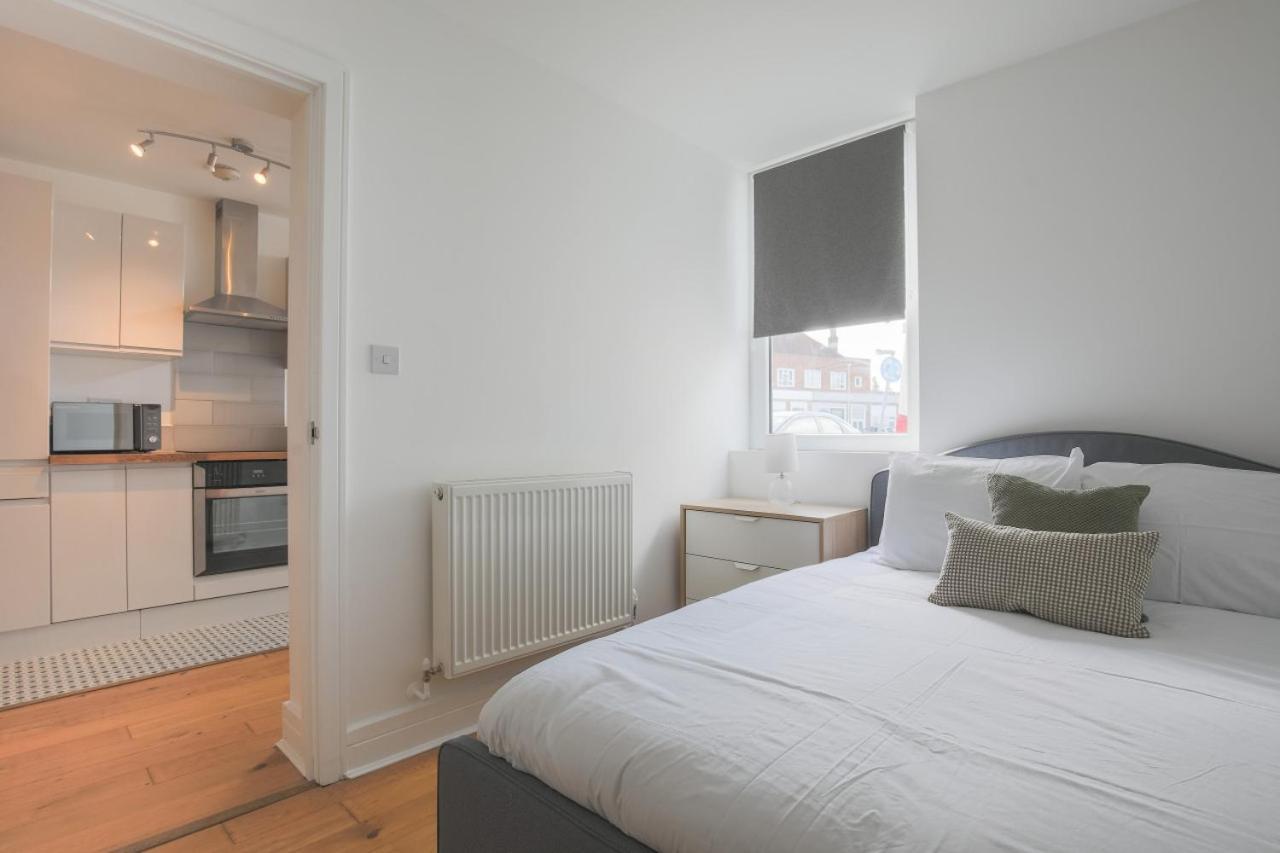 Entr - Modern In Windsor
