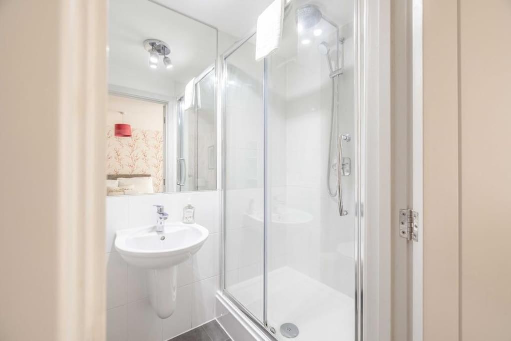 Stylish 1br, 2-min Walk To Castle Apartment Windsor