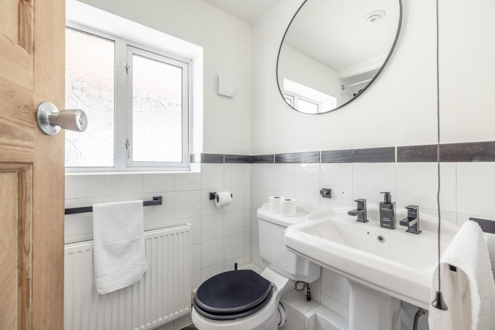 Super Cool Flats In With Parking And Ev Apartment *