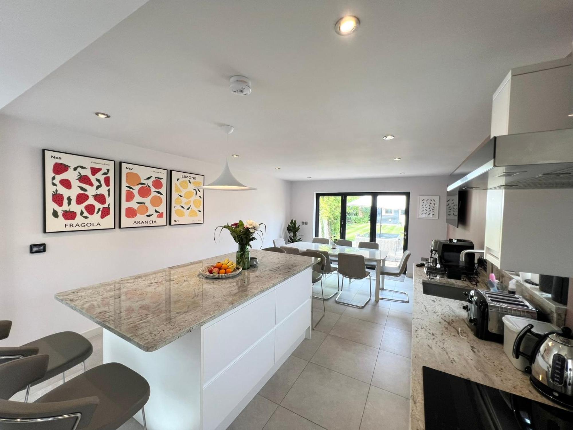 Luxury Family In With Large Garden, Games Room, Office, Parking & Pet-friendly Holiday home