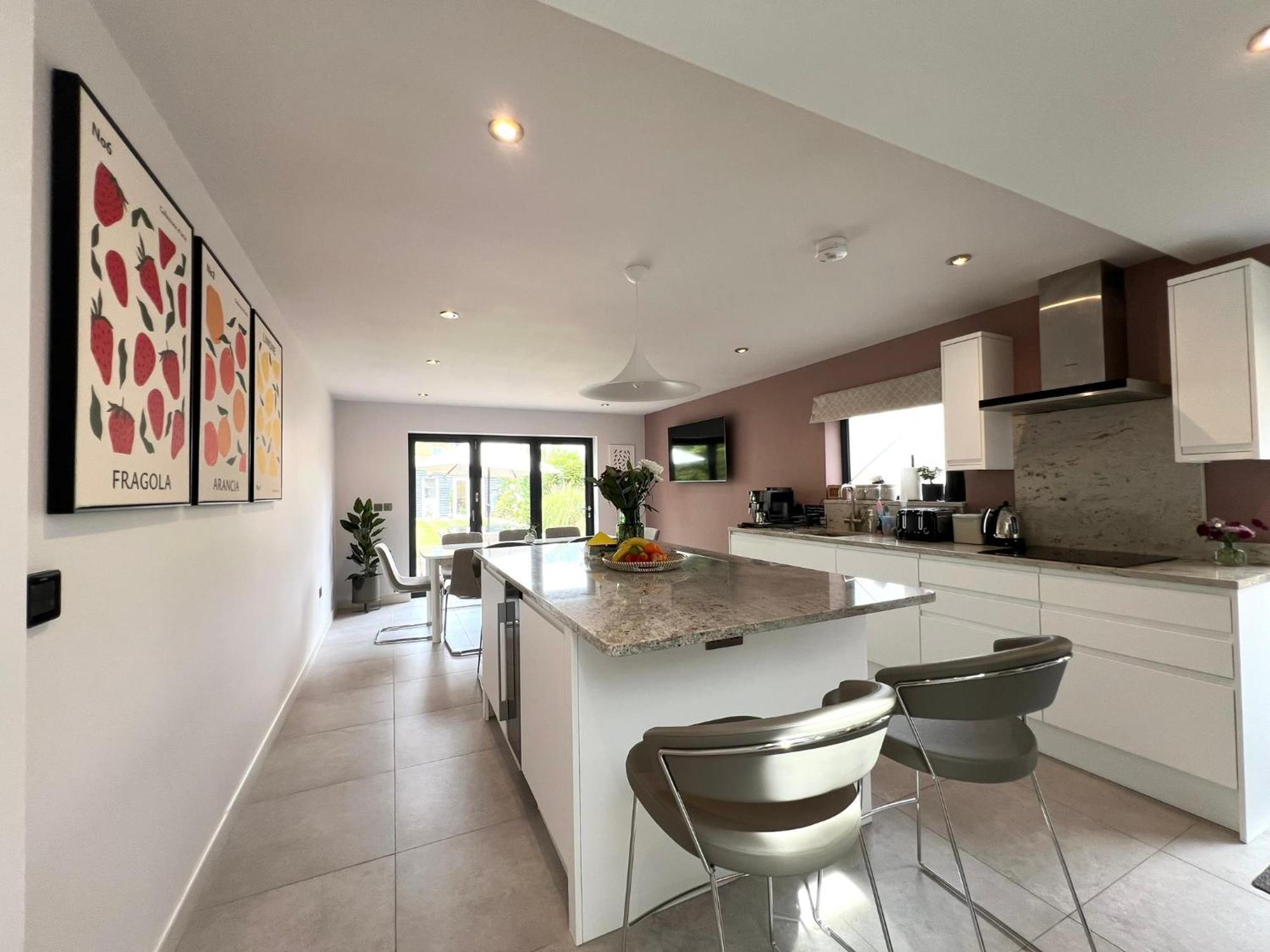 Holiday home Luxury Family In With Large Garden, Games Room, Office, Parking & Pet-friendly *