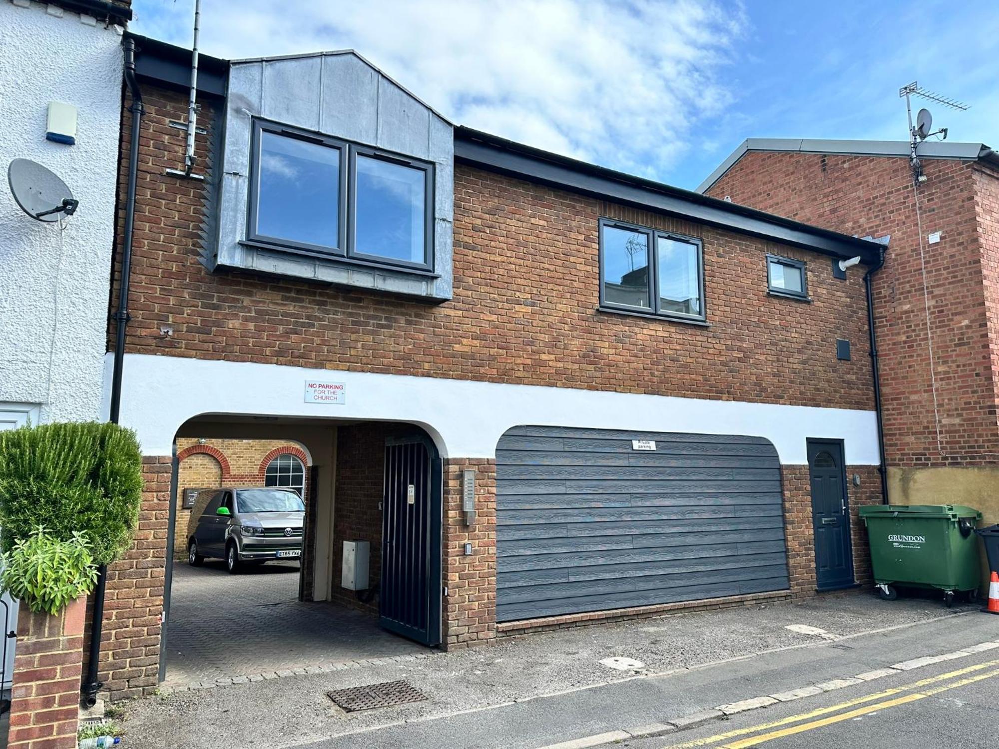 Russell Street- Apartment *