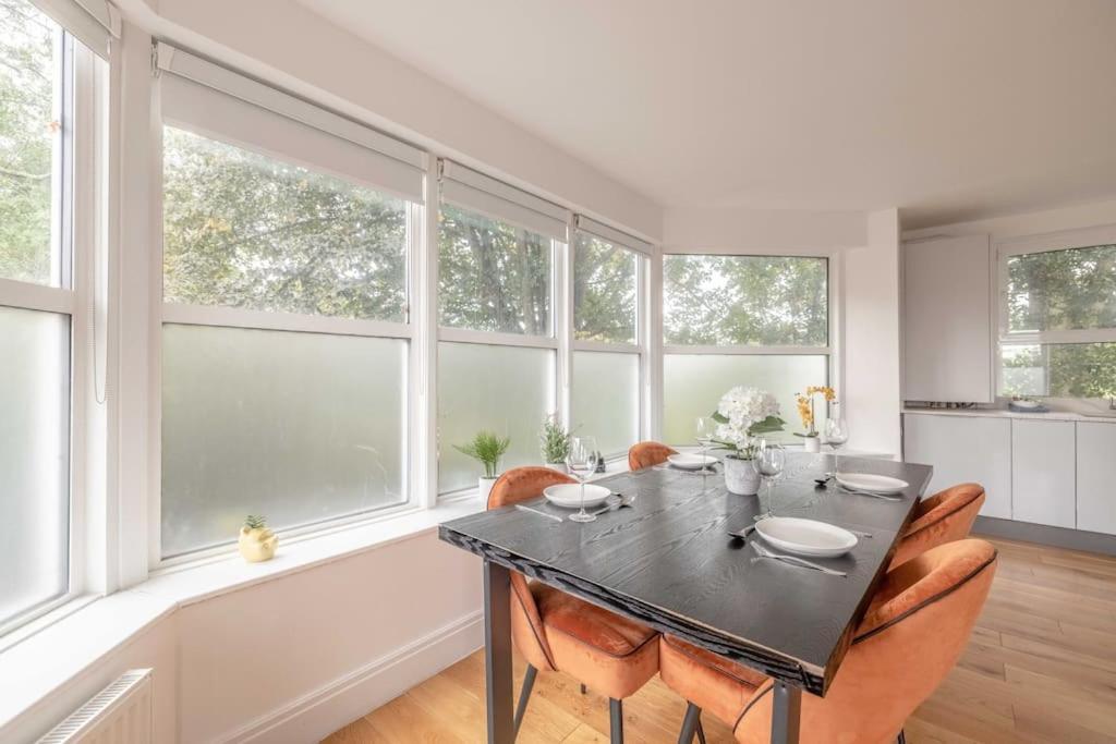 2 Bed Apartment, River Views & Parking Apartamento *