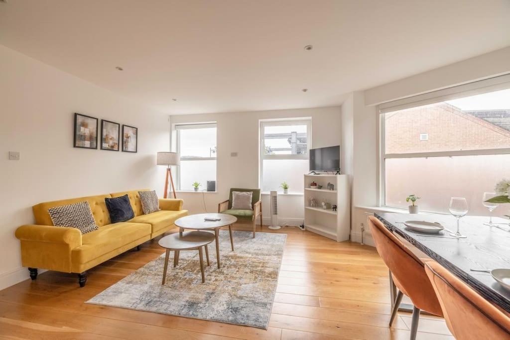 2 Bed Apartment, River Views & Parking Apartamento Windsor