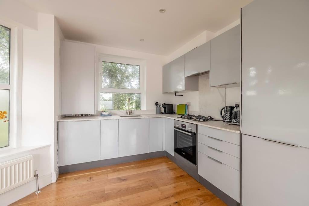 2 Bed Apartment, River Views & Parking *