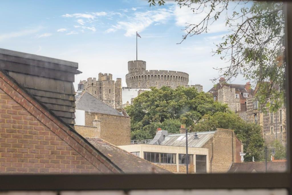 2 Bed Apartment, River Views & Parking *