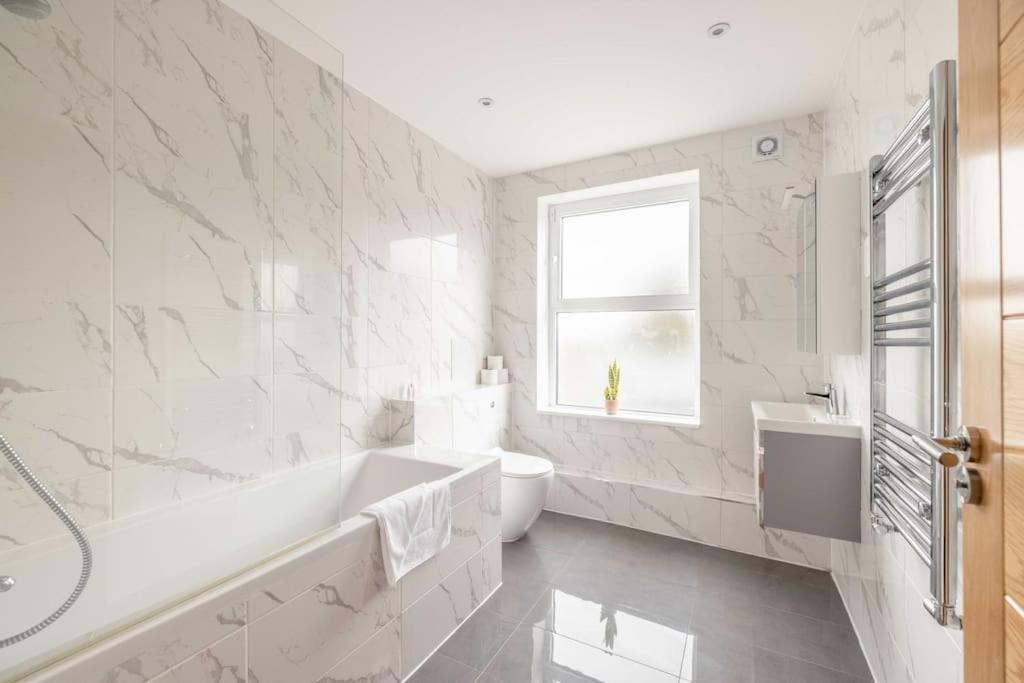2 Bed Apartment, River Views & Parking