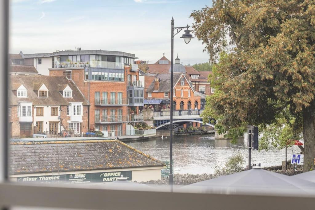 2 Bed Apartment, River Views & Parking Apartamento