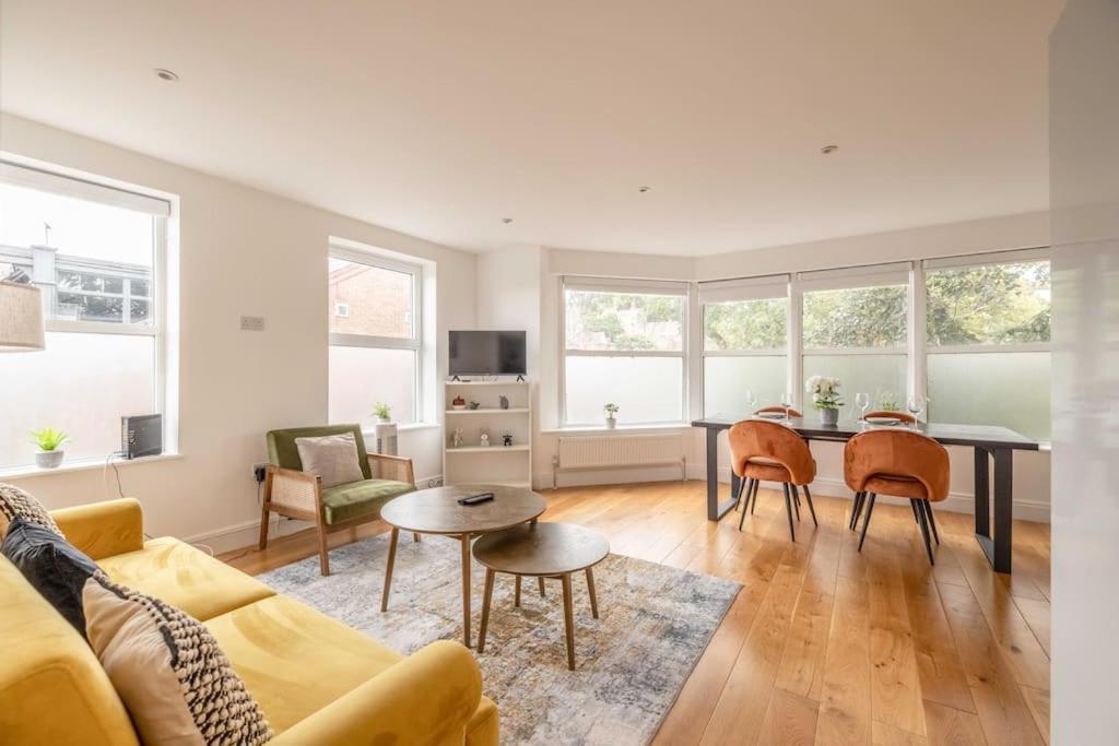 Apartamento 2 Bed Apartment, River Views & Parking