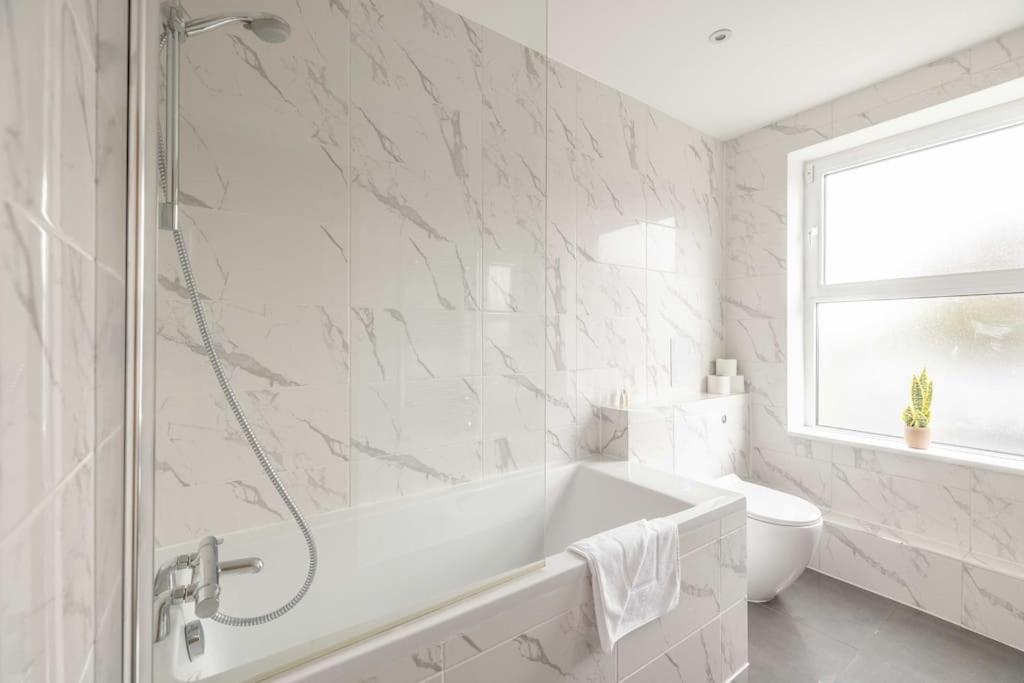 2 Bed Apartment, River Views & Parking Apartamento Windsor