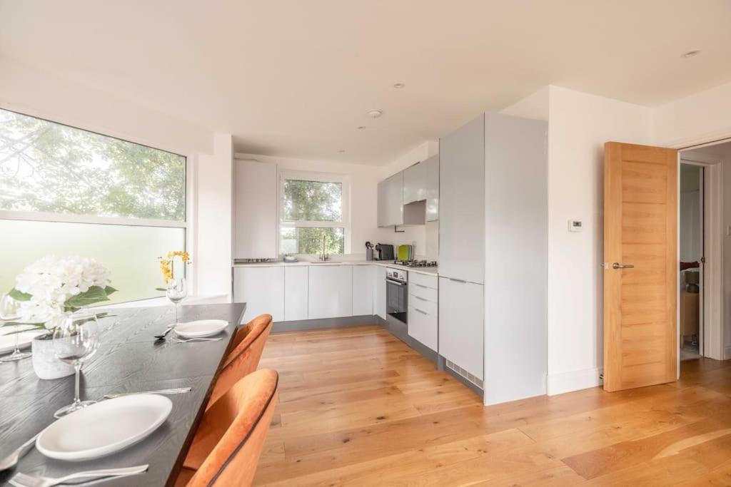 2 Bed Apartment, River Views & Parking * Windsor