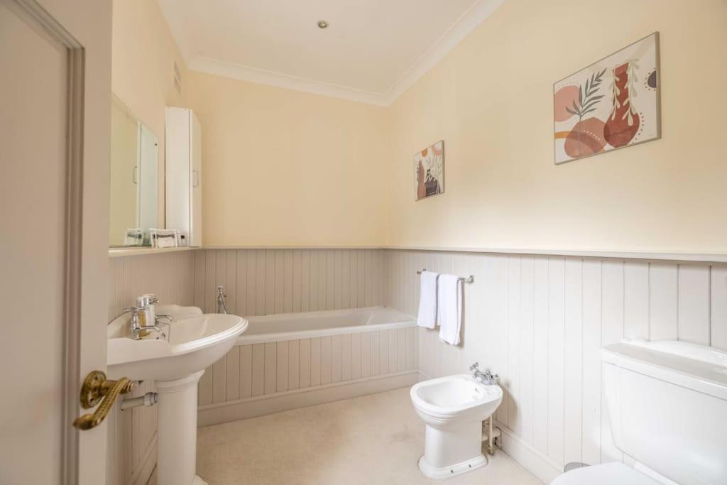 Riverside Gem, 2 Homes, Heated Pool, Hot Tub & Sauna