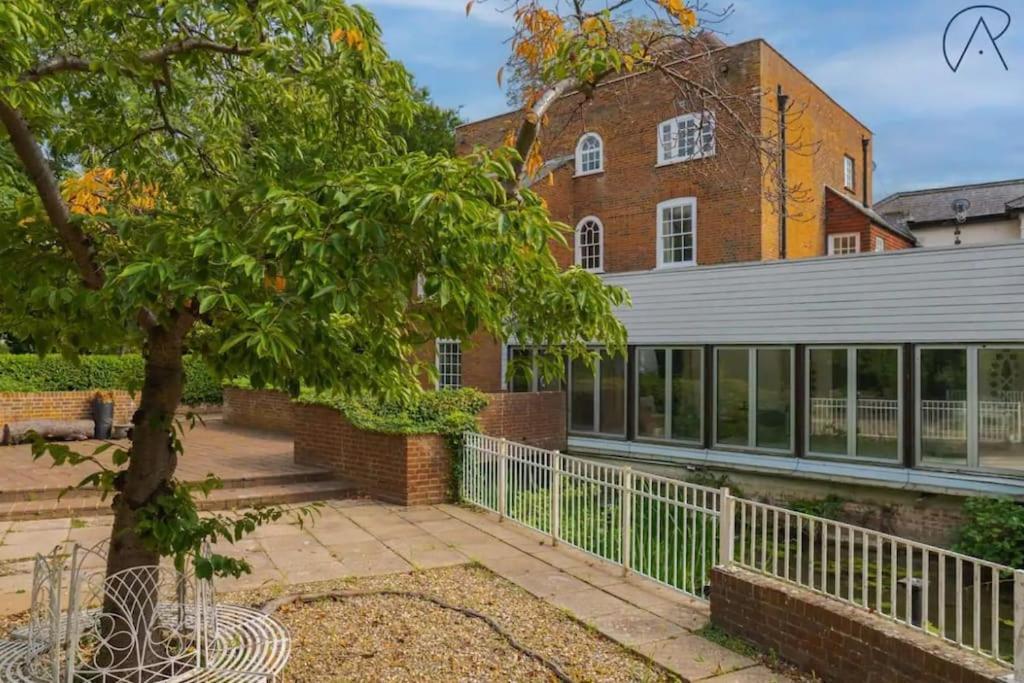 Holiday home Riverside Gem, 2 Homes, Heated Pool, Hot Tub & Sauna Windsor