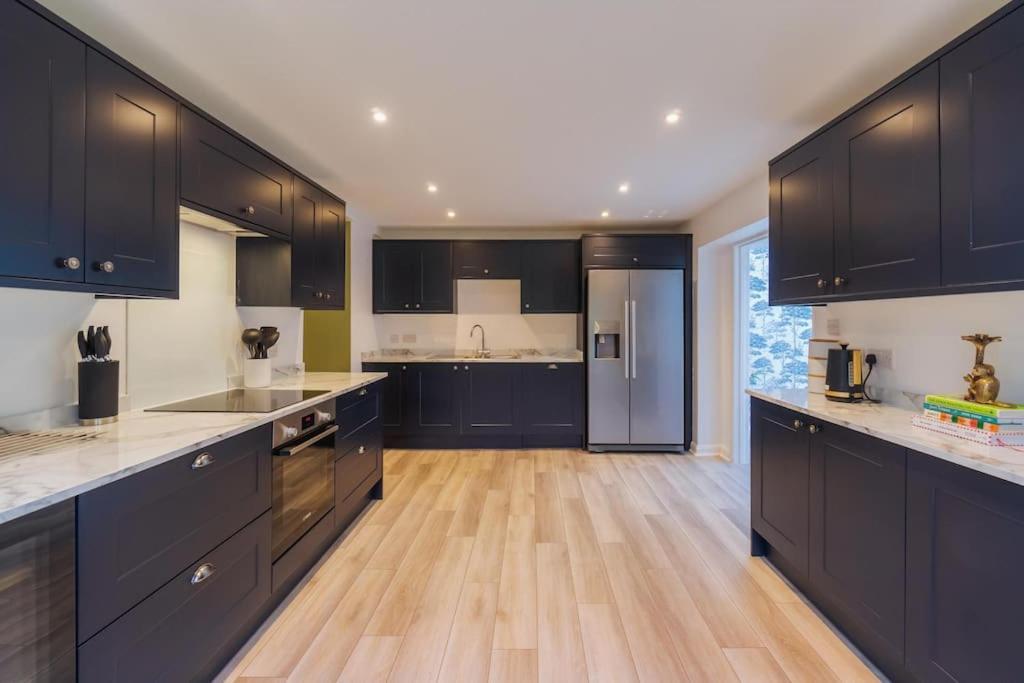 Riverside Gem, 2 Homes, Heated Pool, Hot Tub & Sauna Windsor
