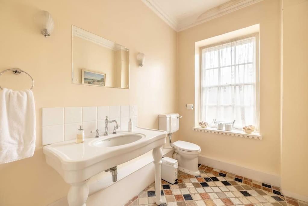 Riverside Gem, 2 Homes, Heated Pool, Hot Tub & Sauna