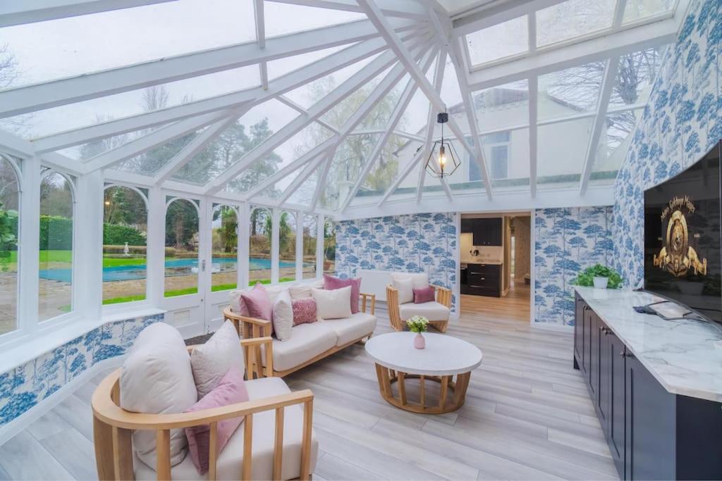 Riverside Gem, 2 Homes, Heated Pool, Hot Tub & Sauna *