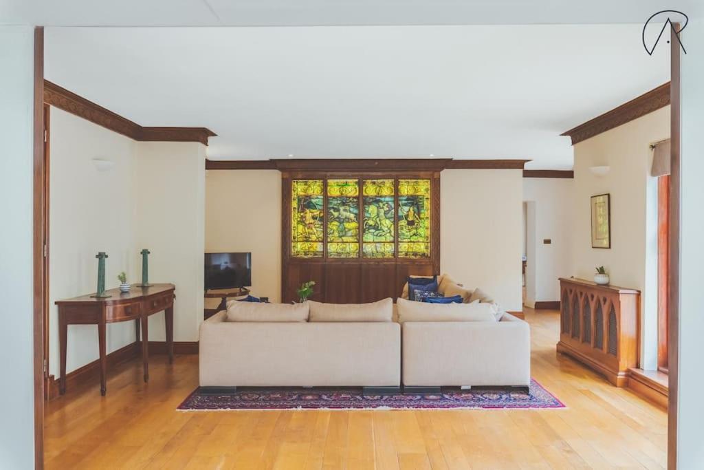 Riverside Gem, 2 Homes, Heated Pool, Hot Tub & Sauna Windsor