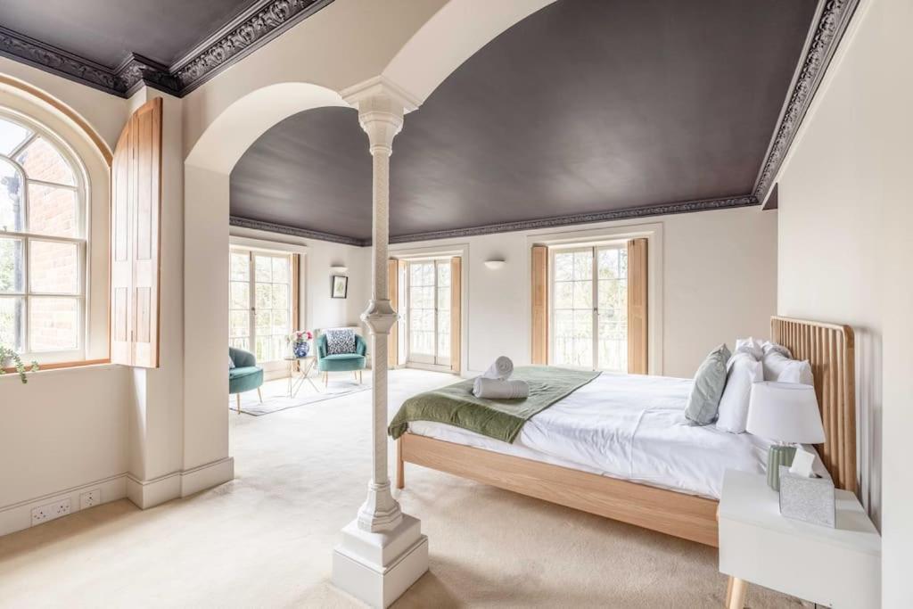 Riverside Gem, 2 Homes, Heated Pool, Hot Tub & Sauna