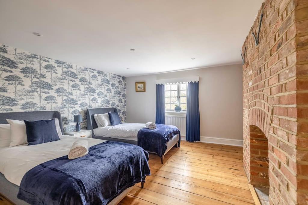 Riverside Gem, 2 Homes, Heated Pool, Hot Tub & Sauna Holiday home Windsor
