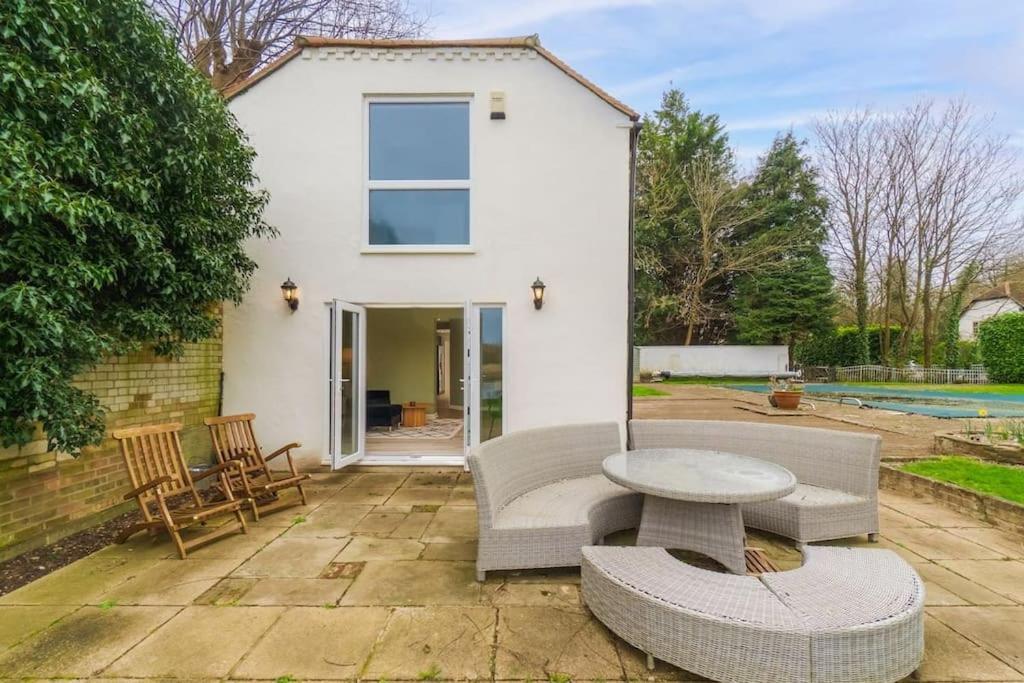 Riverside Gem, 2 Homes, Heated Pool, Hot Tub & Sauna *