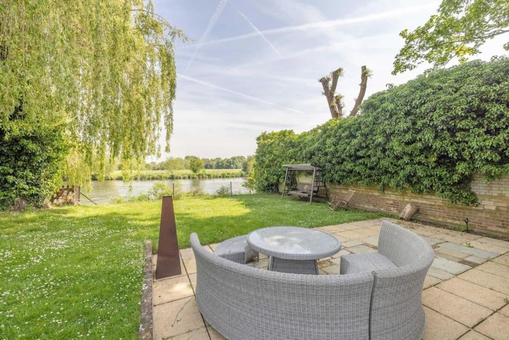 Riverside Gem, 2 Homes, Heated Pool, Hot Tub & Sauna Holiday home