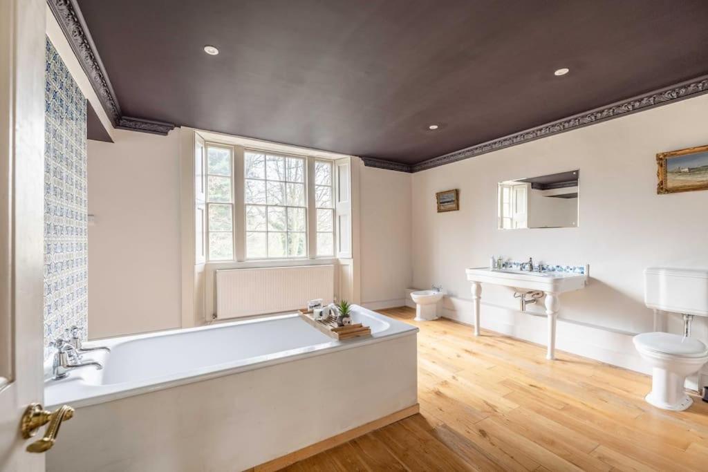 Riverside Gem, 2 Homes, Heated Pool, Hot Tub & Sauna Holiday home *