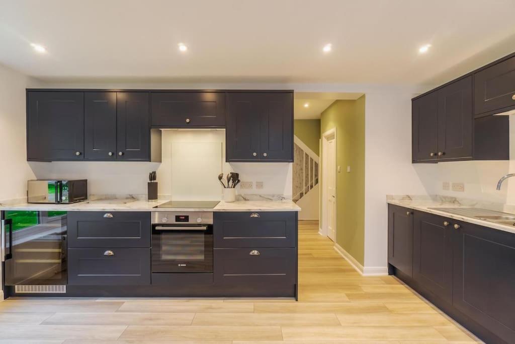 Riverside Gem, 2 Homes, Heated Pool, Hot Tub & Sauna