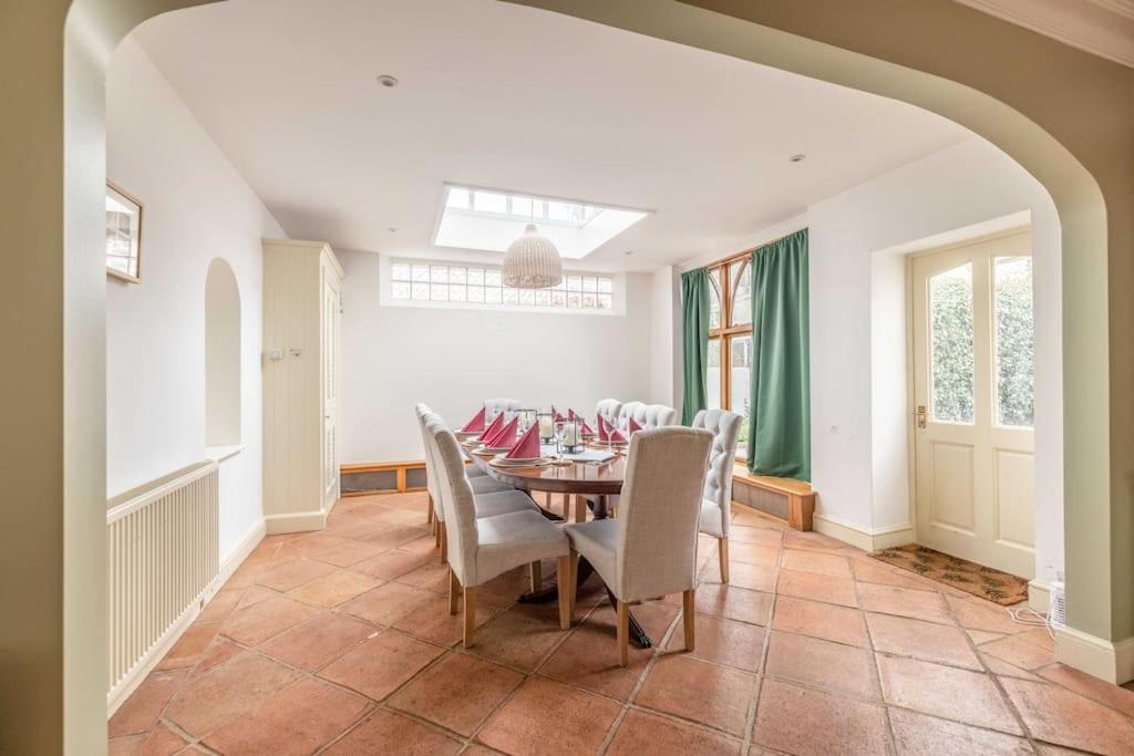 Riverside Gem, 2 Homes, Heated Pool, Hot Tub & Sauna Holiday home Windsor