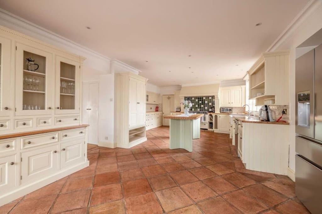 Riverside Gem, 2 Homes, Heated Pool, Hot Tub & Sauna Holiday home *
