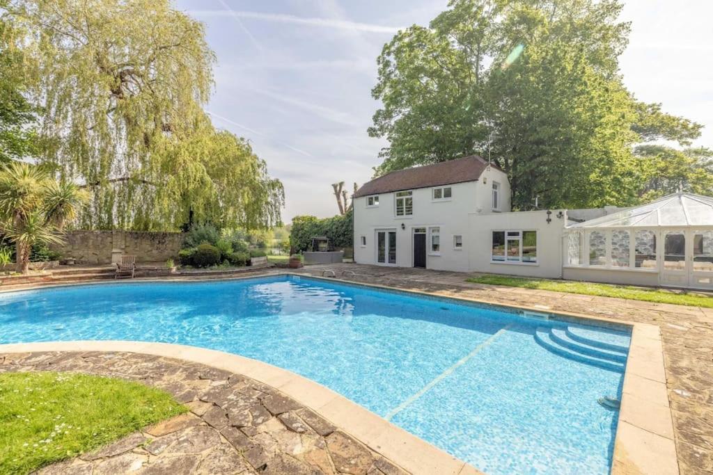 Riverside Gem, 2 Homes, Heated Pool, Hot Tub & Sauna Holiday home