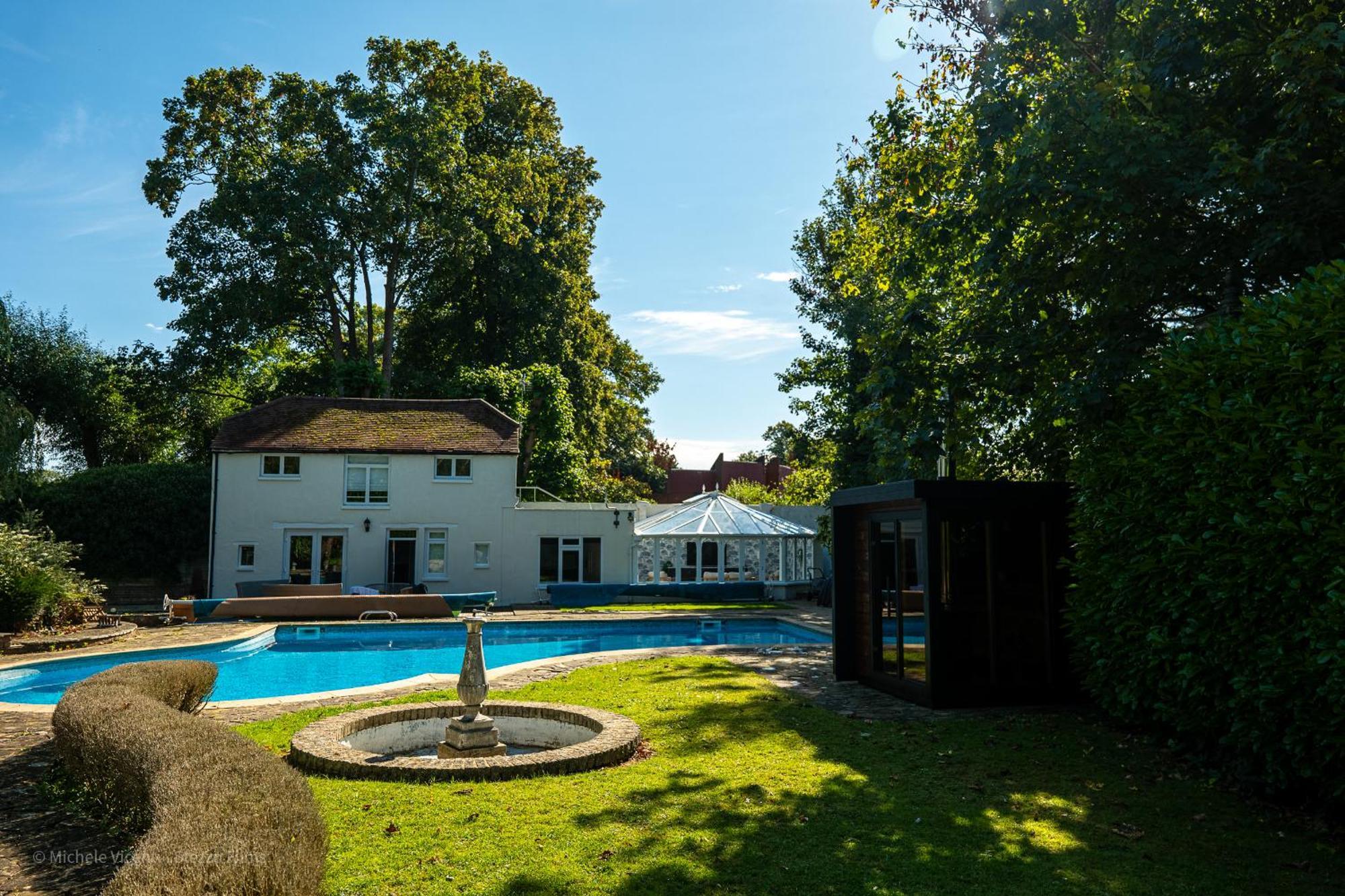 Riverside Gem, 2 Homes, Heated Pool, Hot Tub & Sauna * Windsor