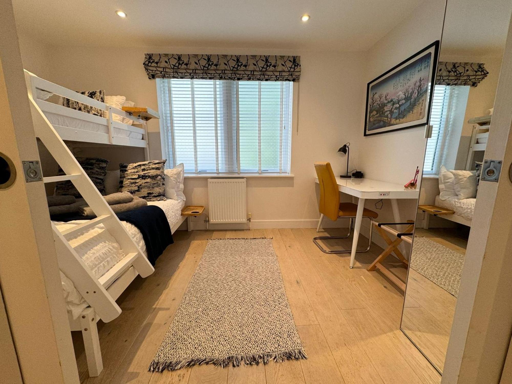 Spacious & Light 2bed, 2bath In The Heart Of Windsor