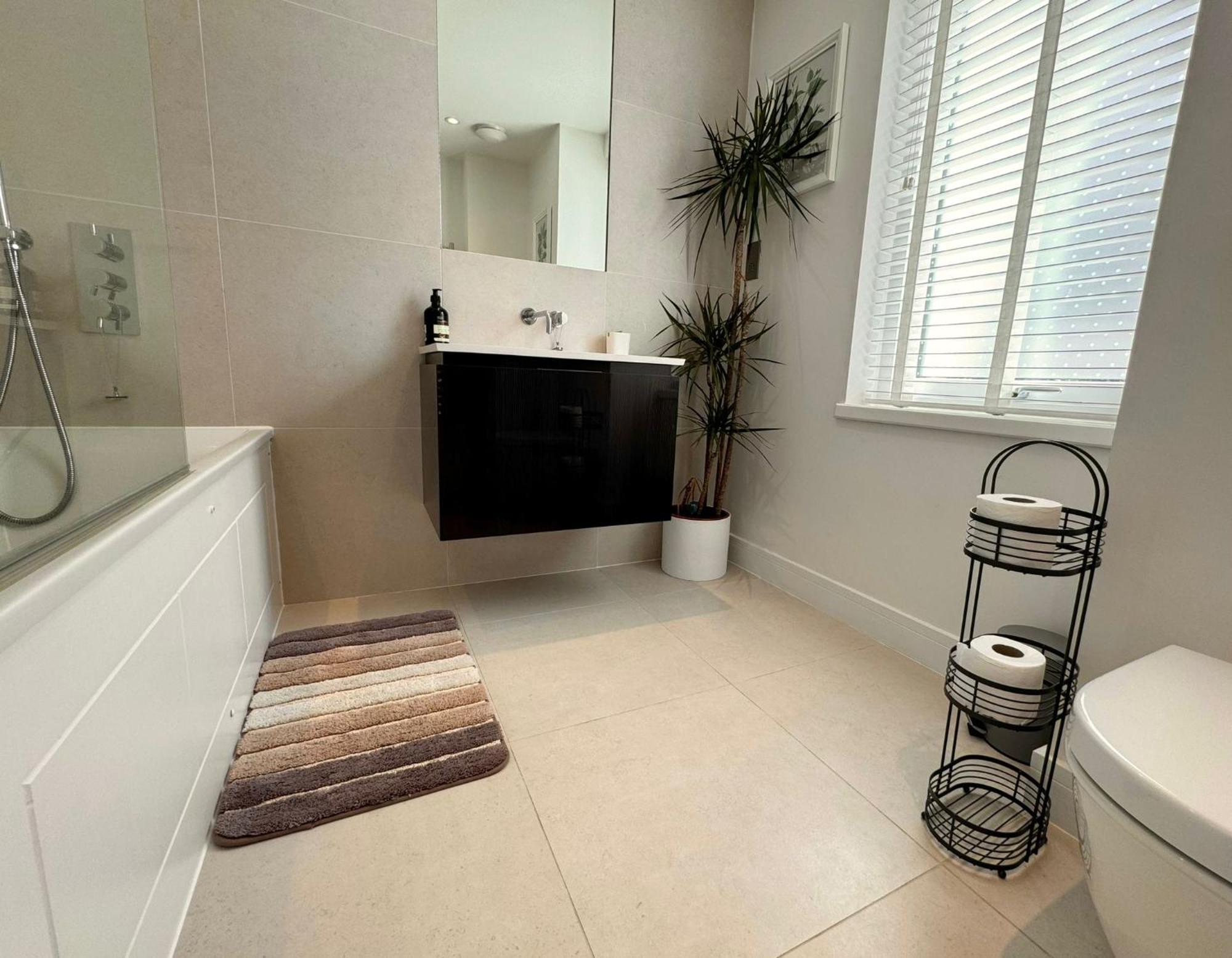 Spacious & Light 2bed, 2bath In The Heart Of Apartment Windsor