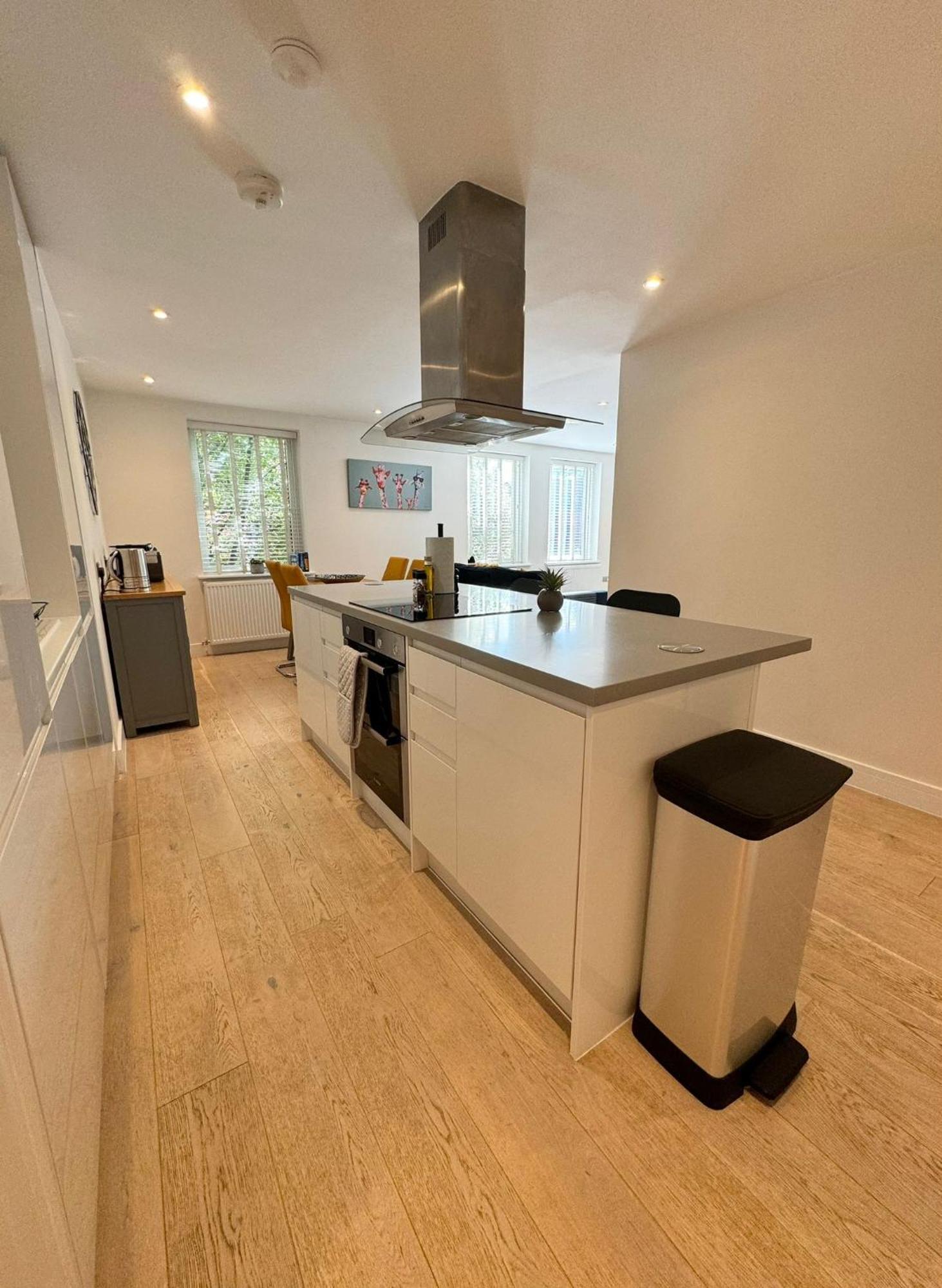 Apartment Spacious & Light 2bed, 2bath In The Heart Of Windsor