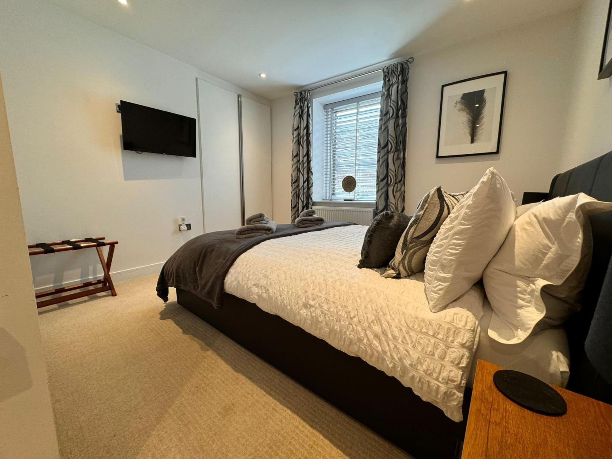 Spacious & Light 2bed, 2bath In The Heart Of *