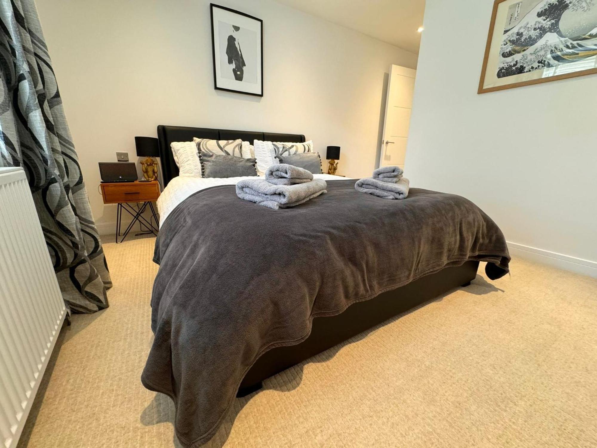 Spacious & Light 2bed, 2bath In The Heart Of * Windsor