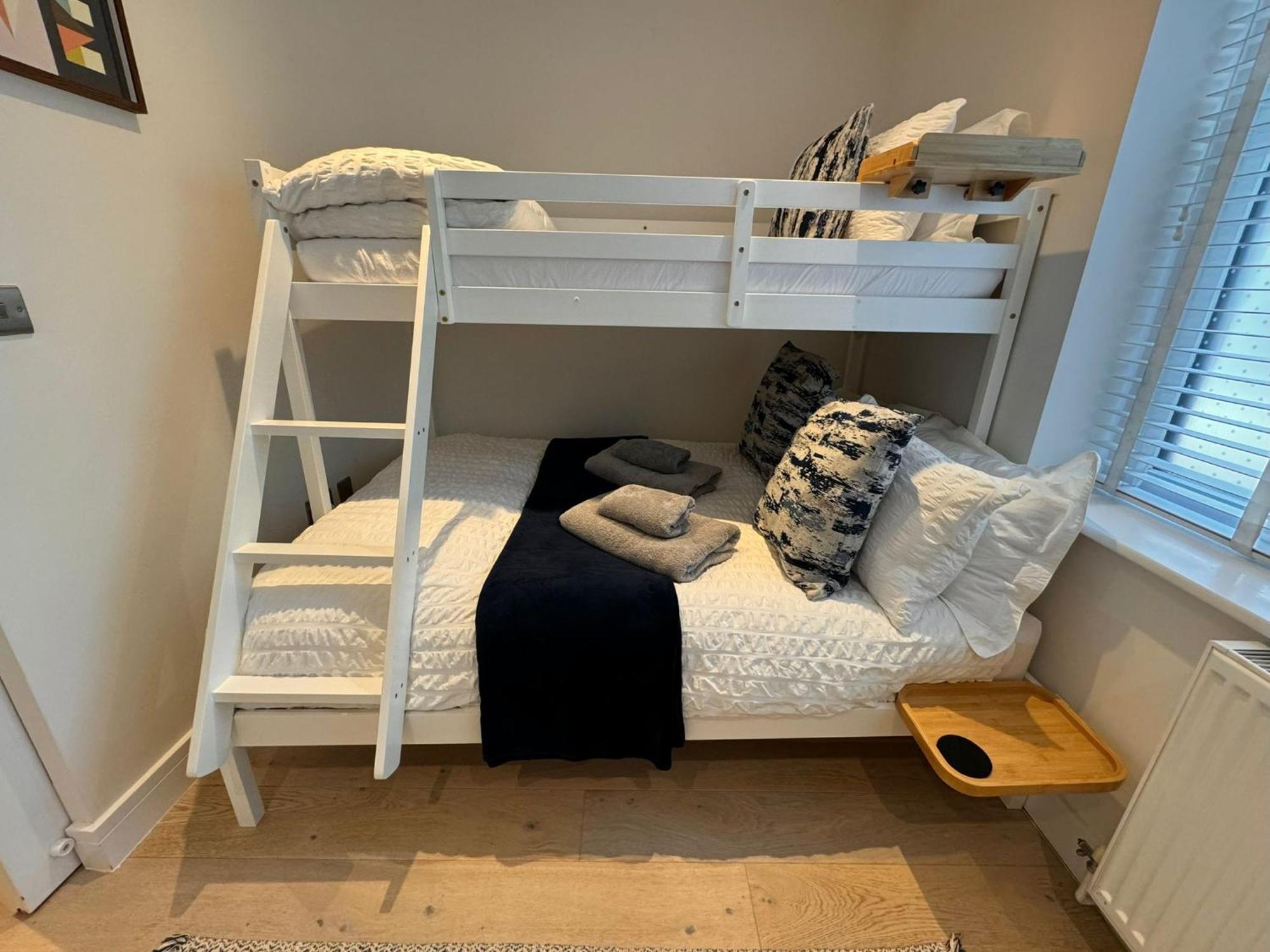 Spacious & Light 2bed, 2bath In The Heart Of Apartment *