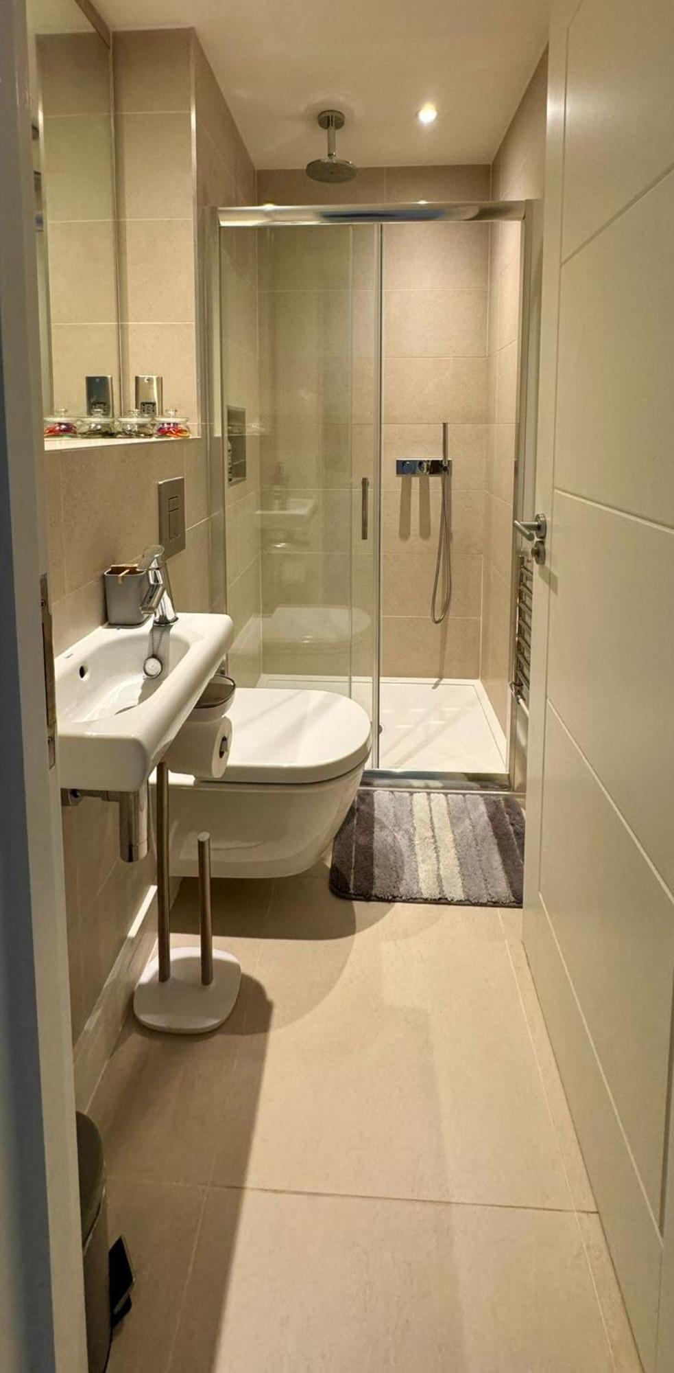 Apartment Spacious & Light 2bed, 2bath In The Heart Of Windsor
