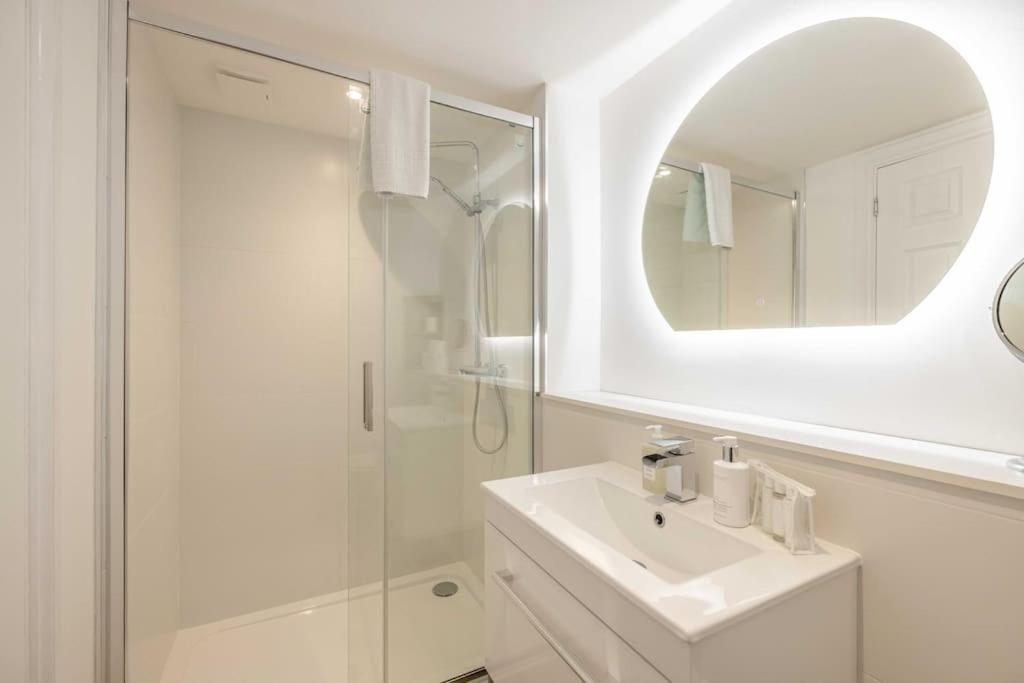 2bed, 2bath Penthouse Near & Long Walk *