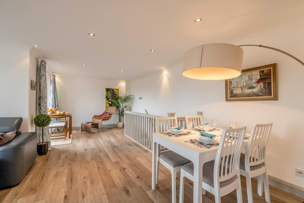 Apartment 2bed, 2bath Penthouse Near & Long Walk *