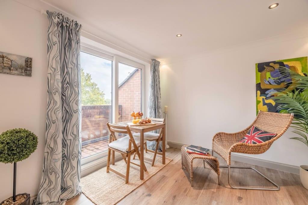 2bed, 2bath Penthouse Near & Long Walk Apartment Windsor